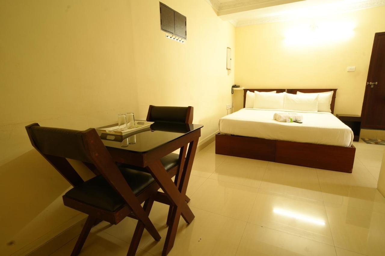 K V Suites Kochi Exterior foto
